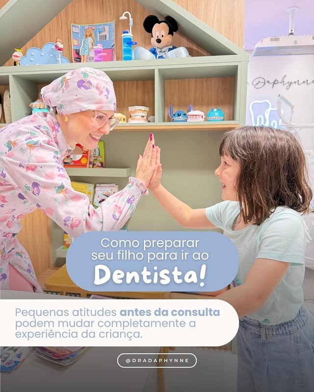 Dra. Daphynne e criança se cumprimentam com as mãos no consultório