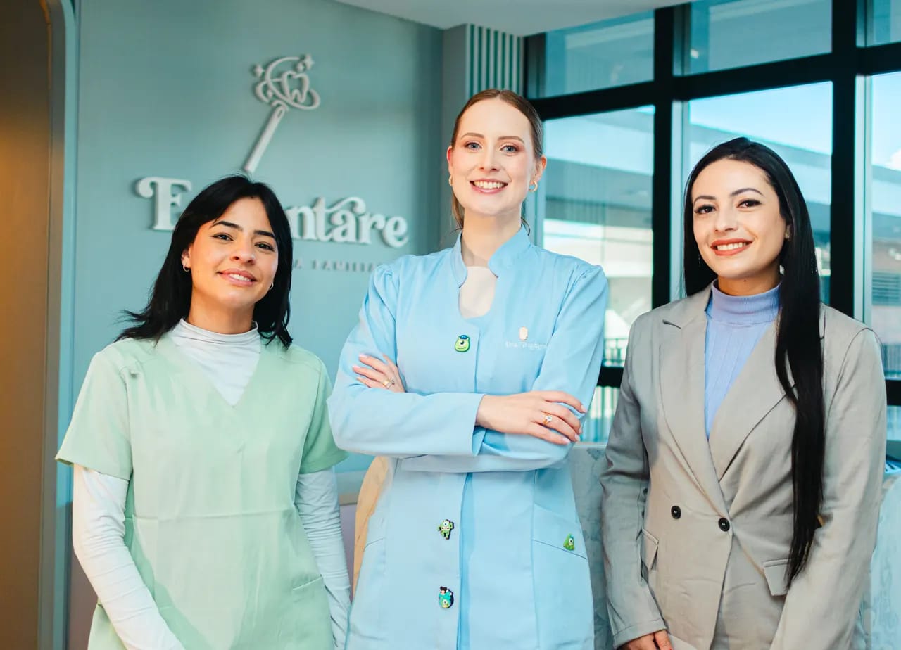 Equipe da Encantare na recepção: Maria, Dra. Daphynne e Su